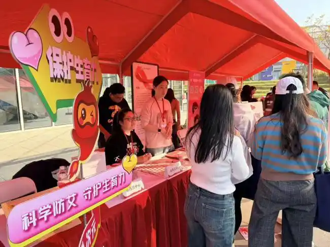 凝聚社会合力共筑防艾屏障 上海市药具中心开展“世界艾滋病日”主题宣传