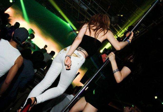 夜场工作：女生实现梦想的另一种途径