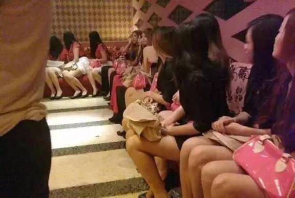 佛山夜场女子：职业选择与生存挑战