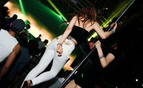 夜场工作：女生实现梦想的另一种途径