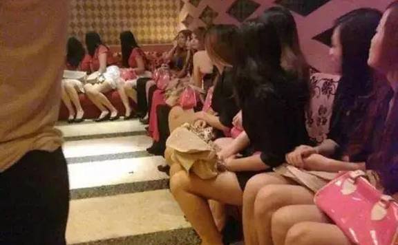 佛山夜场女子：职业选择与生存挑战