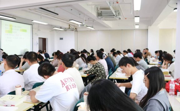 夜场女性职业发展策略与面试技巧